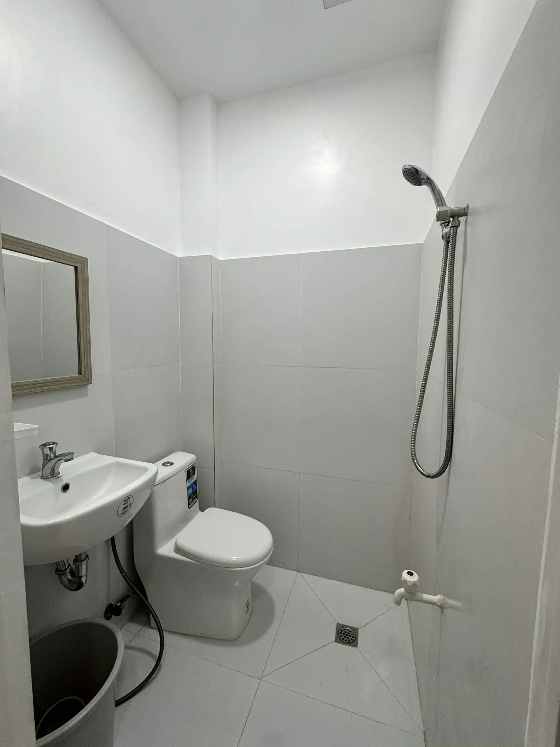 Deluxe Studio Unit 2 at Eren Homestay, Iligan City: bathroom