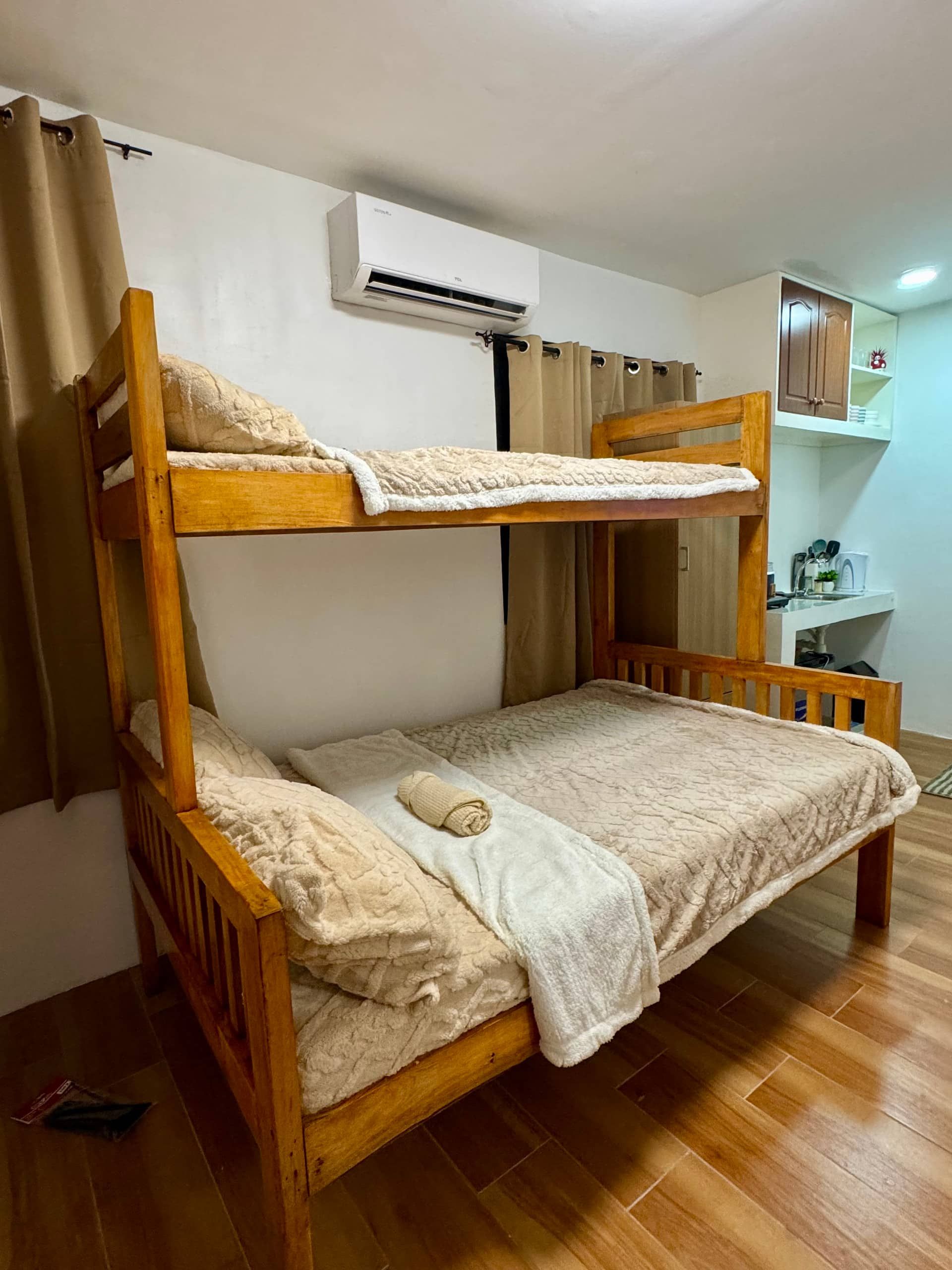 Symphony Suite 1 at Eren Homestay, Iligan City: bedroom