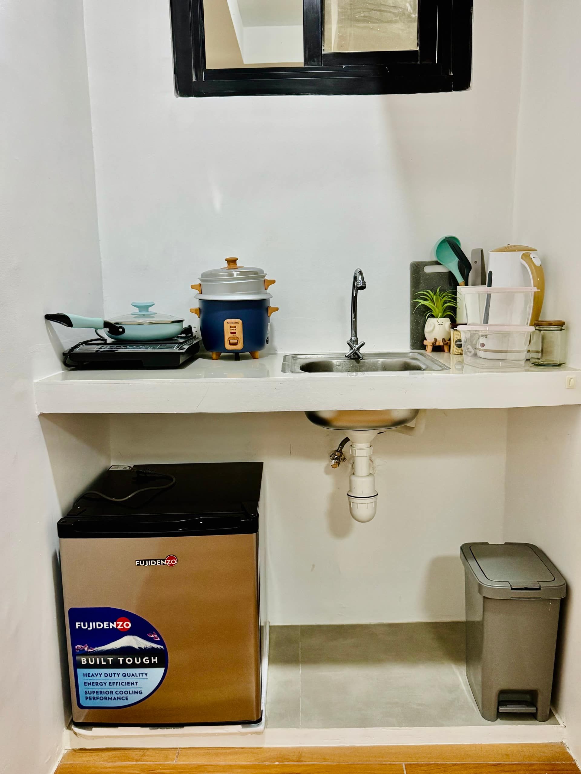 Symphony Suite 2 at Eren Homestay, Iligan City: kitchenette