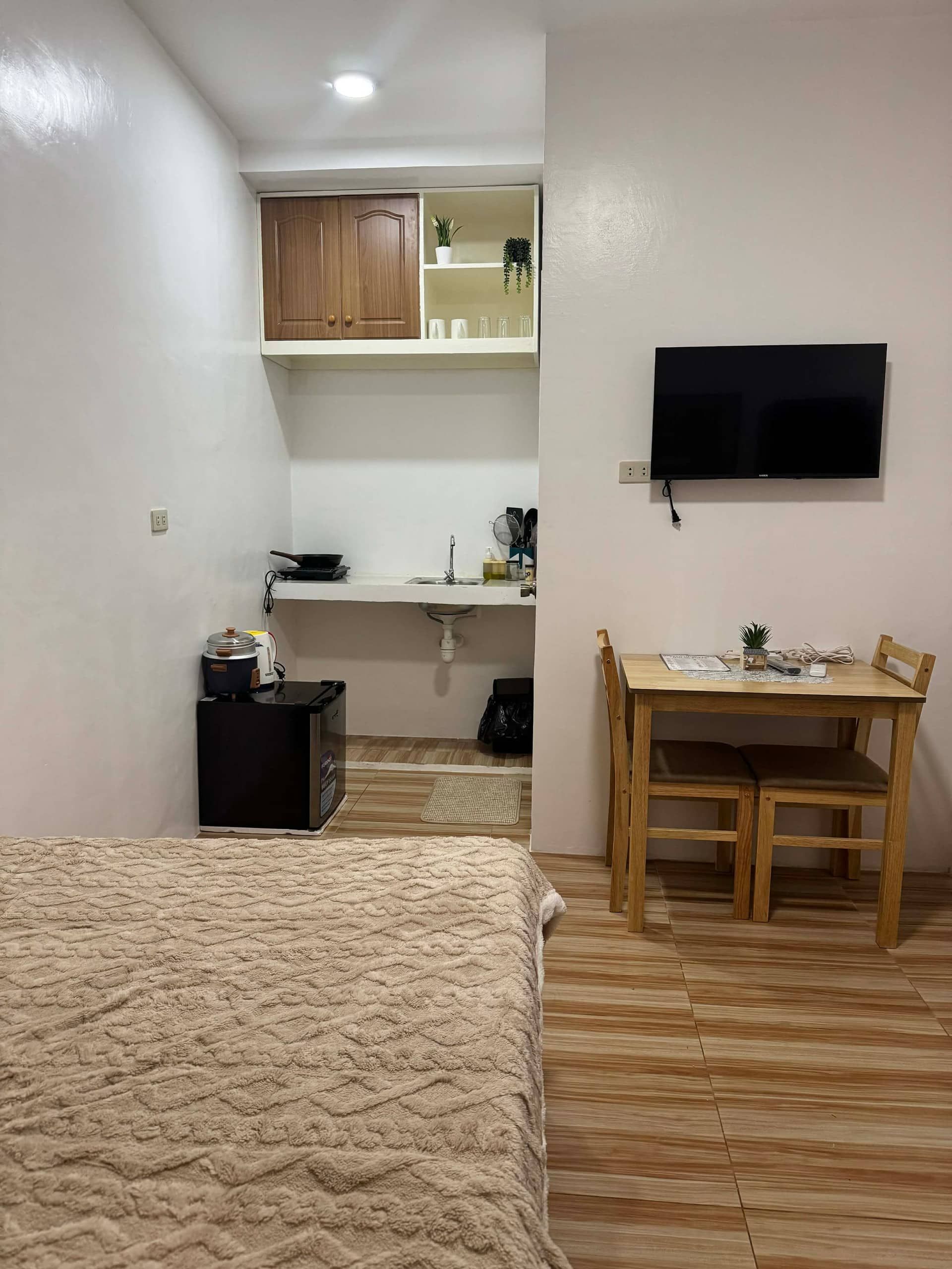 Deluxe Studio Unit 2 at Eren Homestay, Iligan City: bedroom