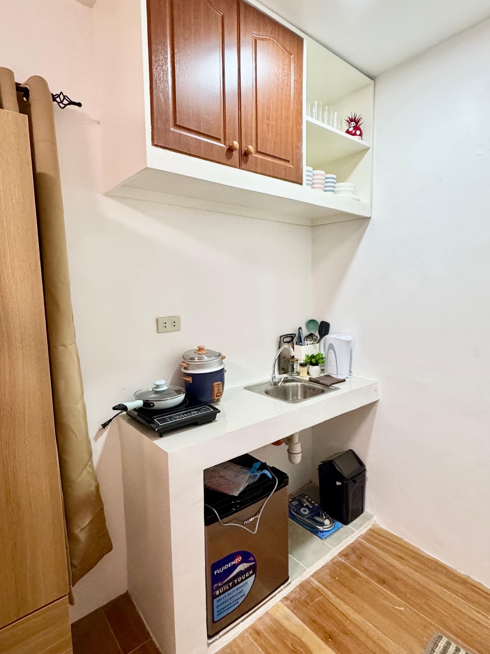 Deluxe Studio Unit 1 at Eren Homestay, Iligan City: kitchenette