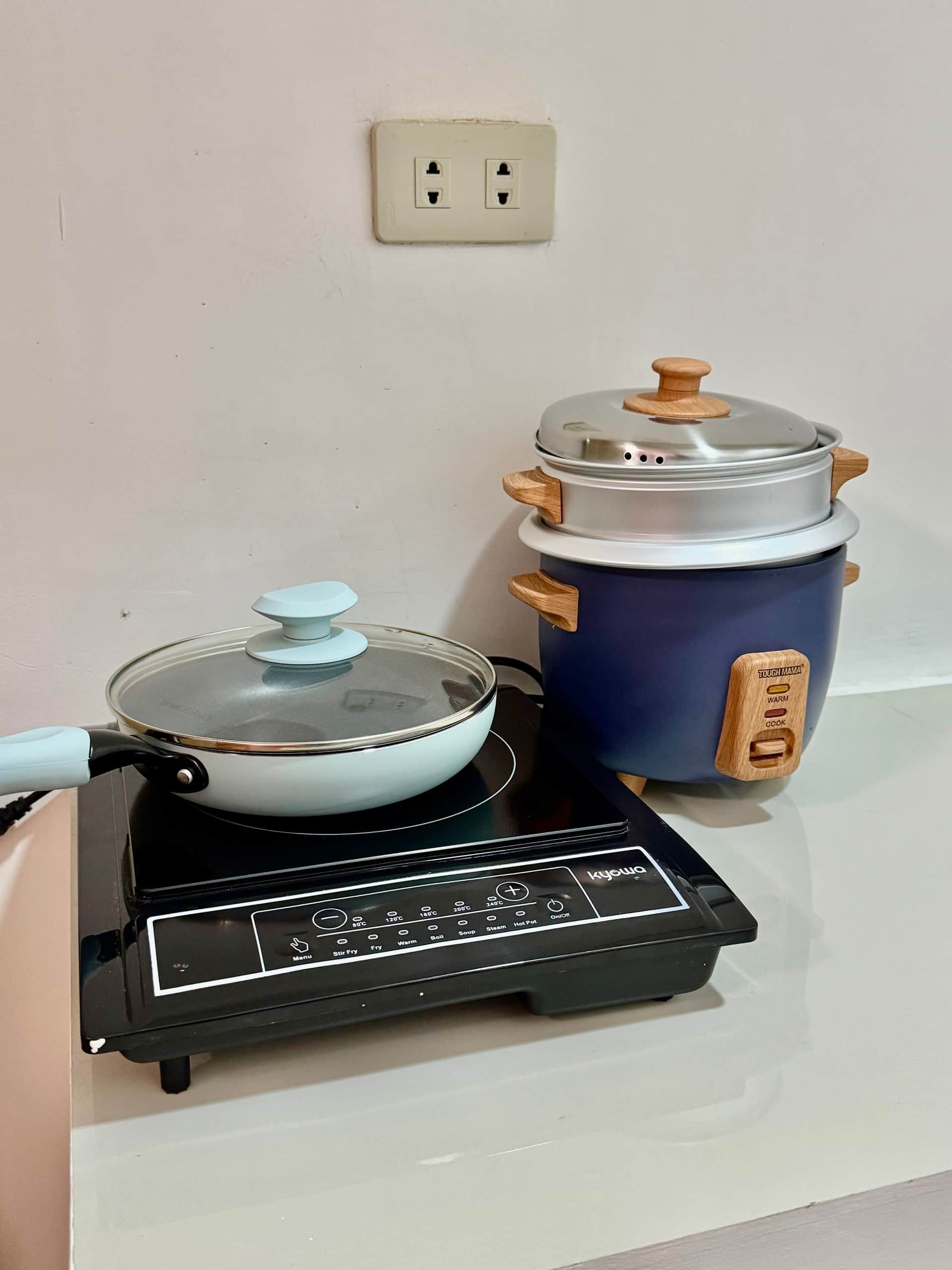 Deluxe Studio Unit 1 at Eren Homestay, Iligan City: kitchenette