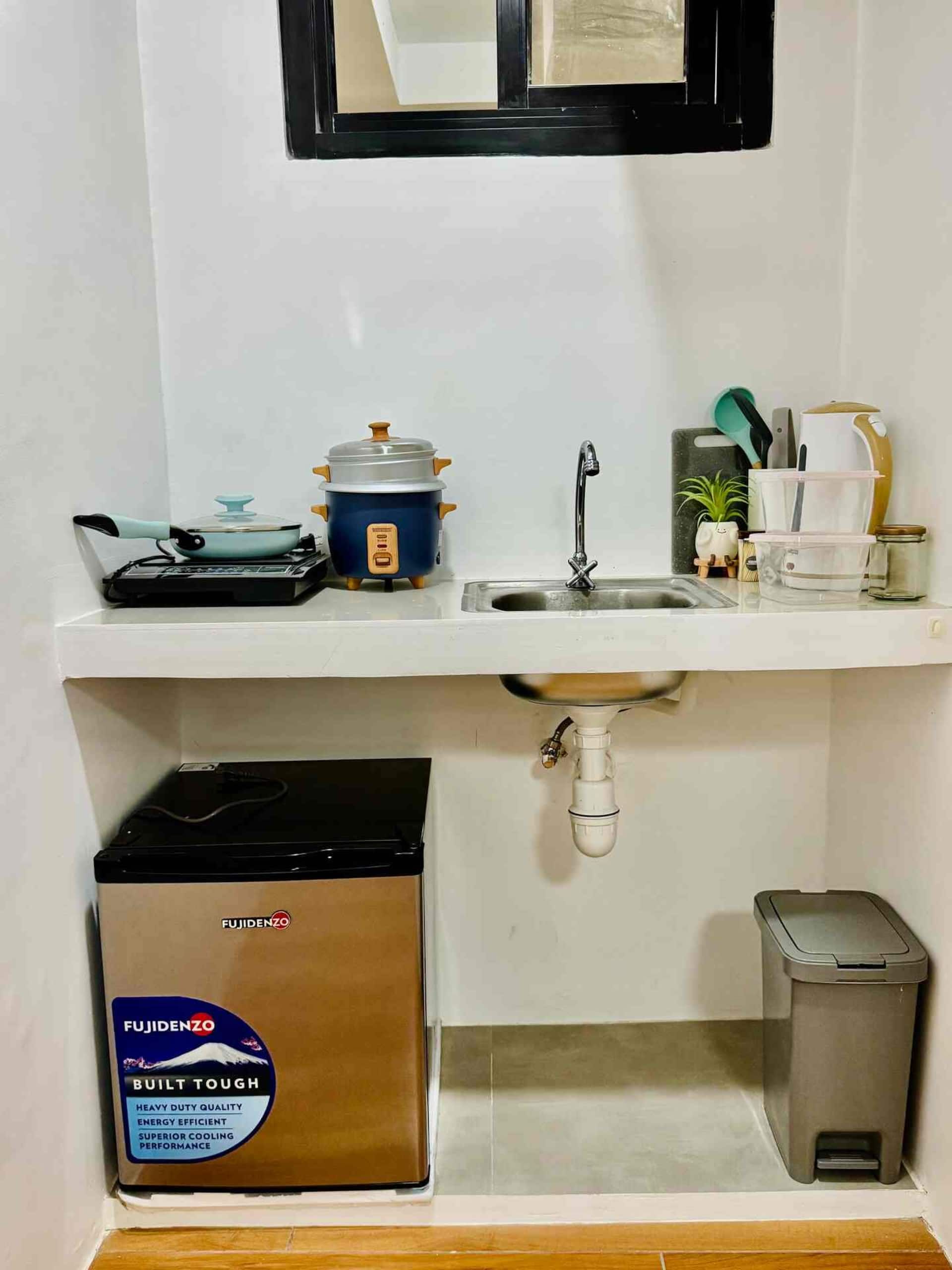 Symphony Suite 3 at Eren Homestay, Iligan City: kitchenette