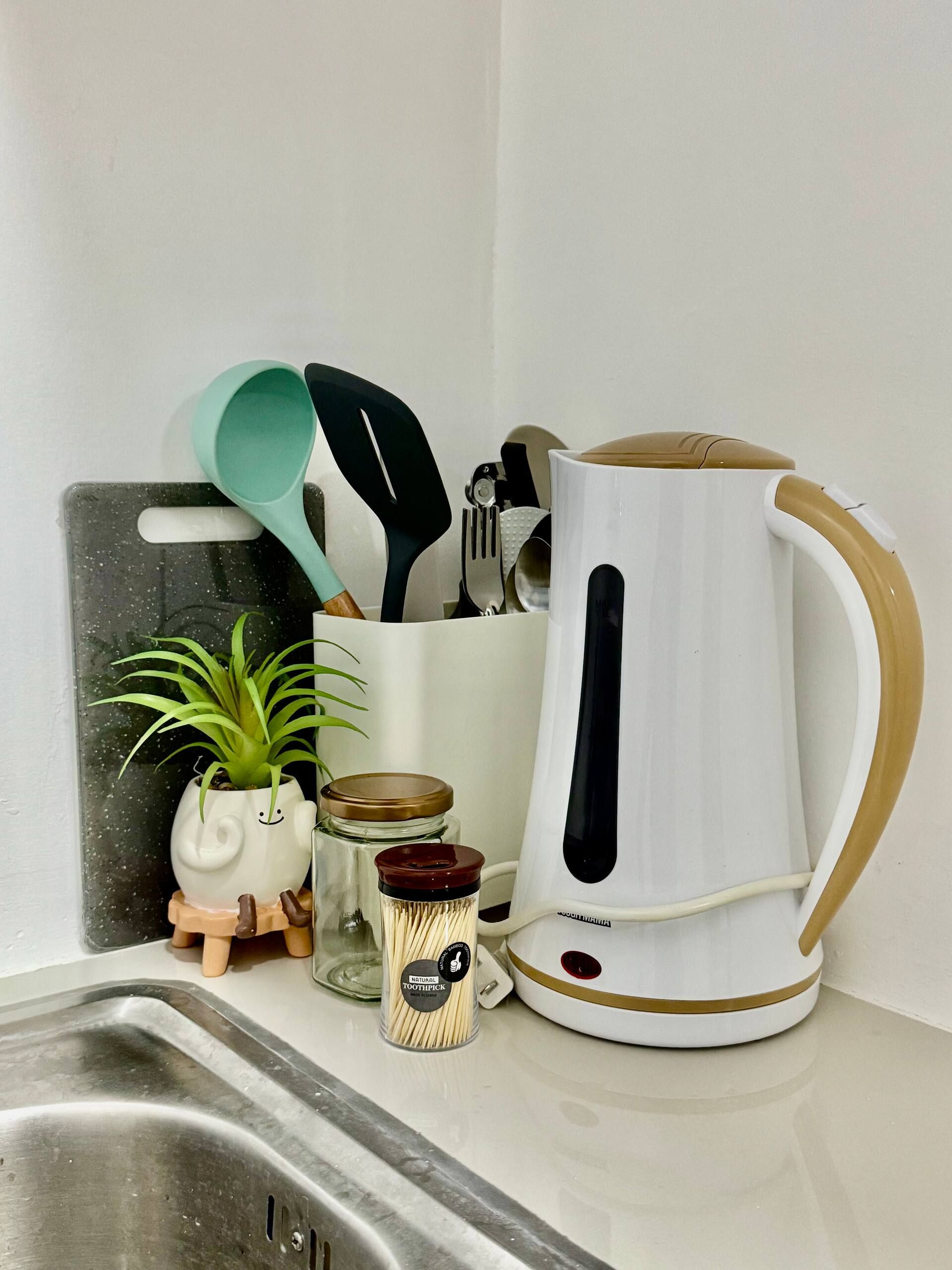 Symphony Suite 2 at Eren Homestay, Iligan City: kitchenette