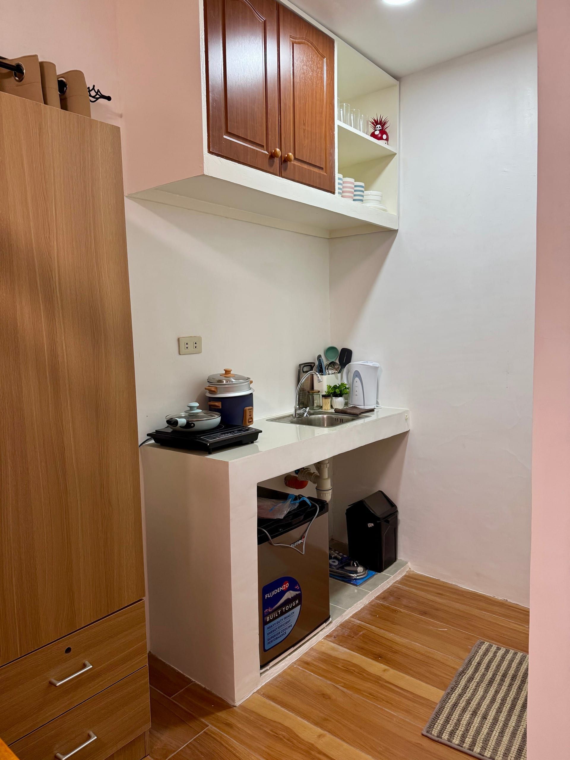 Symphony Suite 1 at Eren Homestay, Iligan City: kitchenette